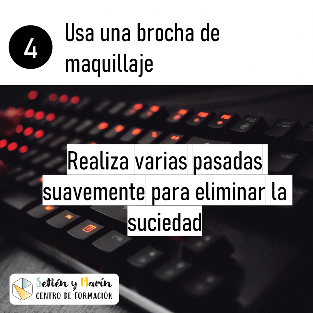 usa una brocha de maquillaje. Realiza varias pasadas suavemente para eliminar la suciedad