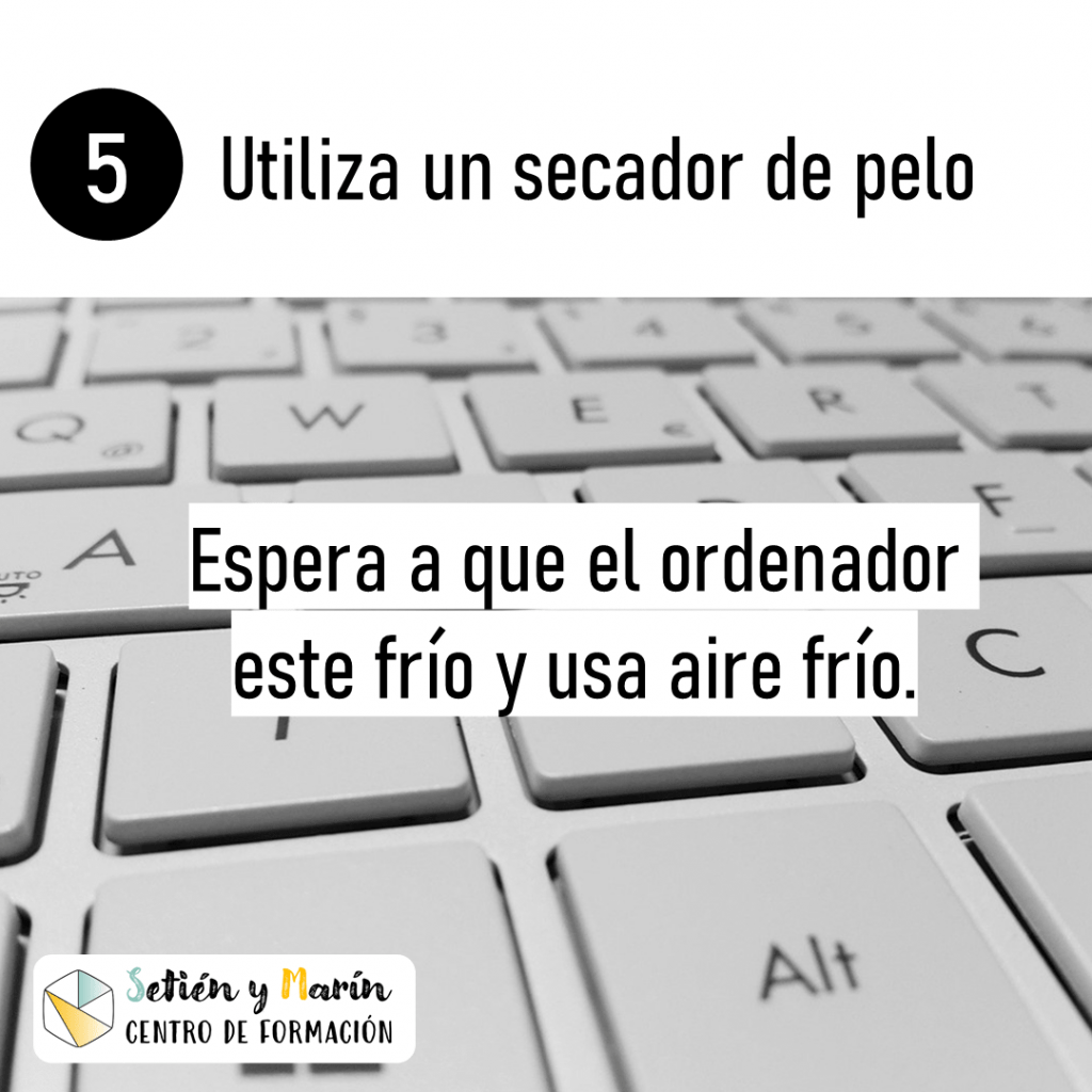 Utiliza un secador de pelo. Espera a que el ordenador esté frío y usa aire frío